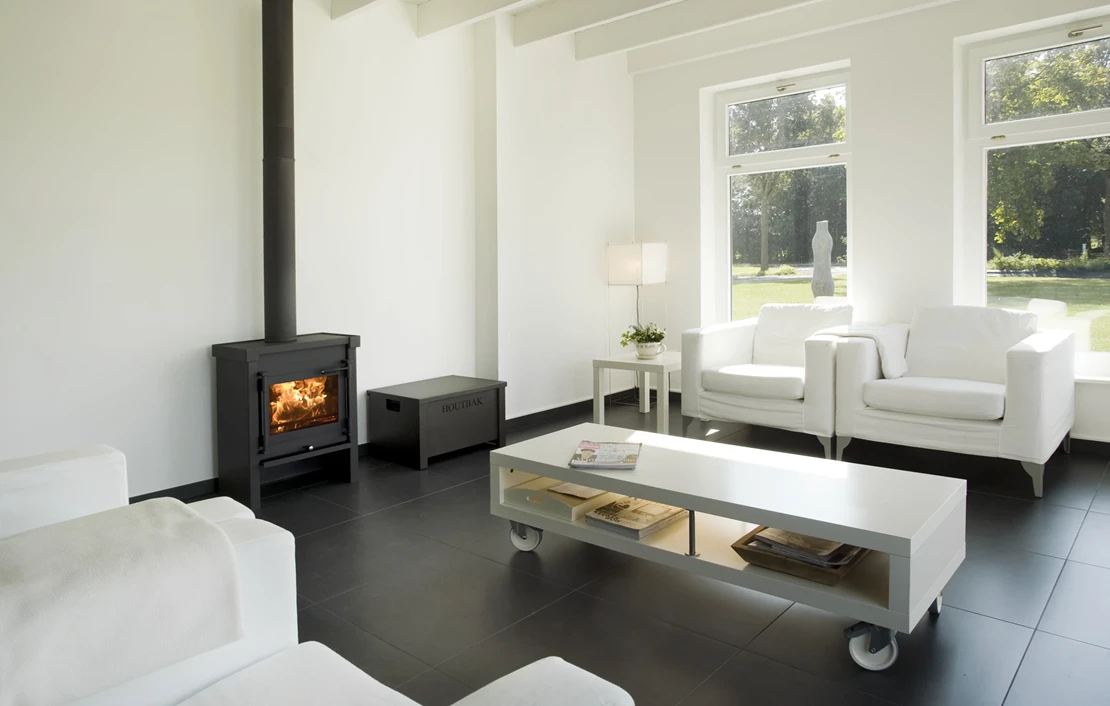 JAcobus 9 Kaminofen in einem modernen Wohnzimmer